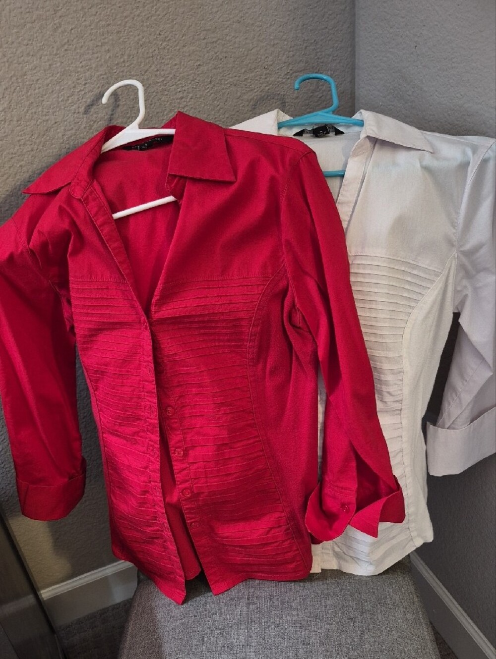 Zac & Rachel Red & White Pleated Front Button-Down Shirts Set (2)